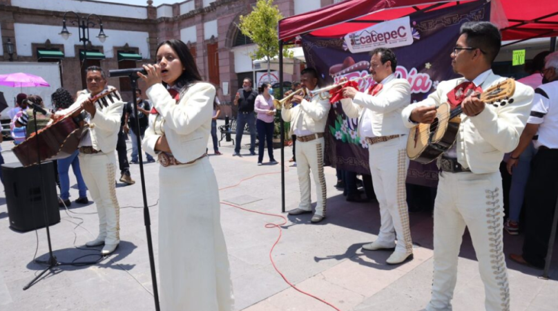 Mariachi tocando en un evento en EDOMEX